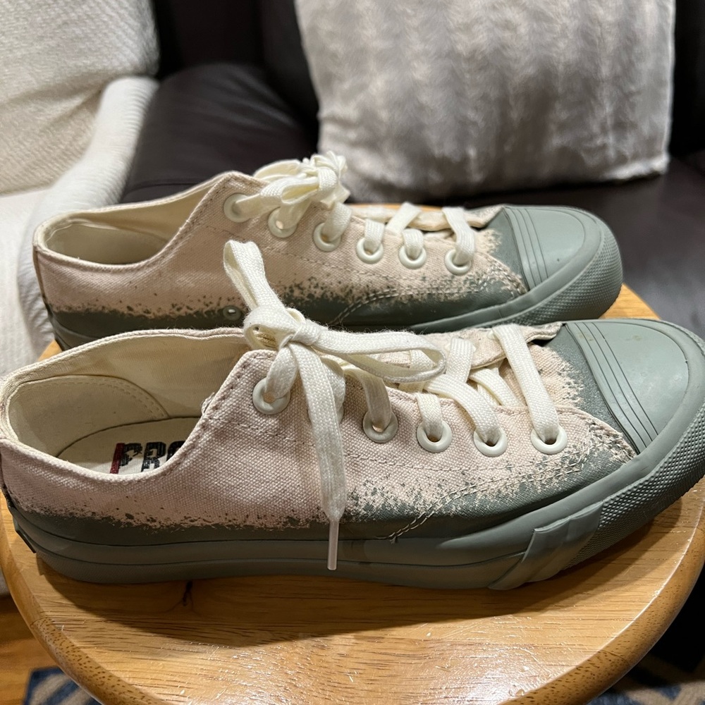 Keds  Canvas Unixes Men’s Size 7. Very good condition.